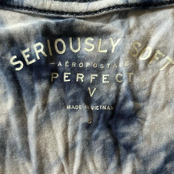 Like new V-neck t-shirt. - Picture 2 of 3